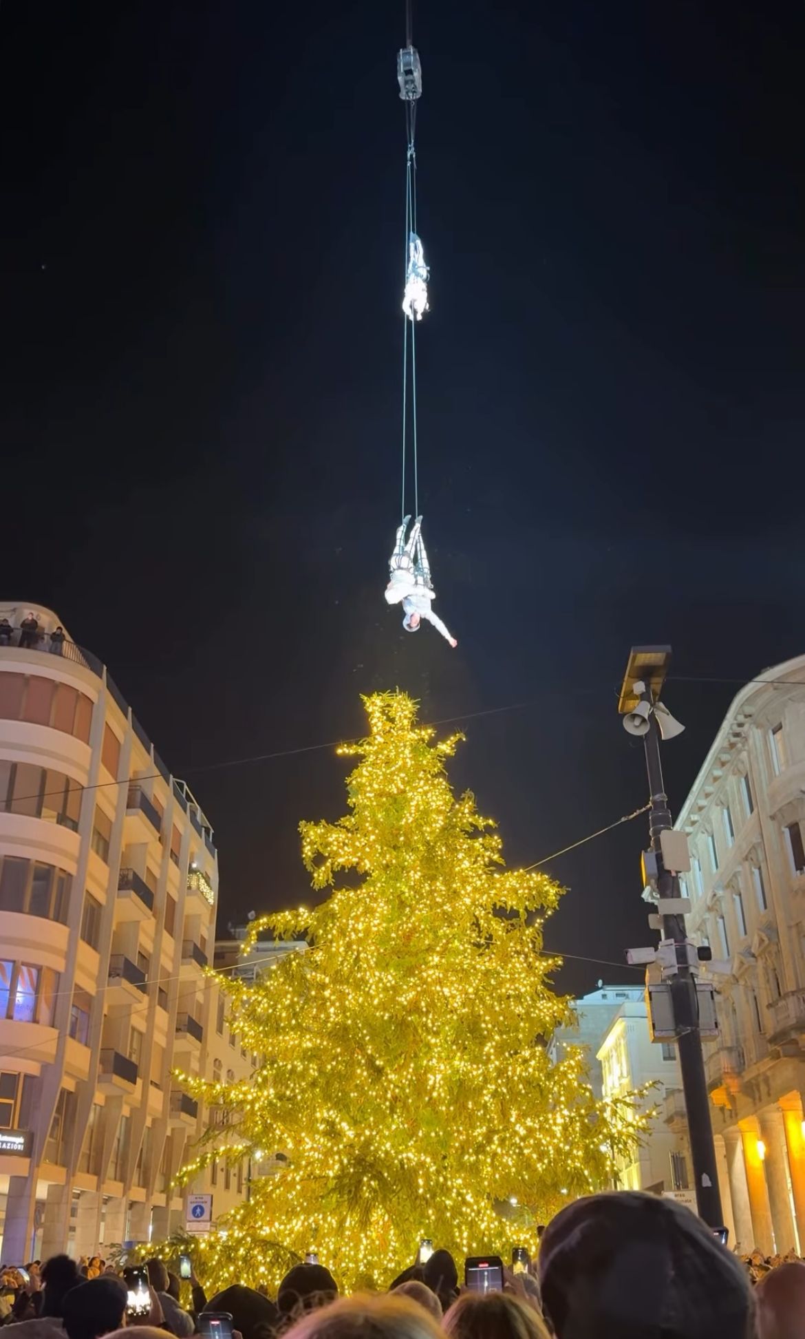 Albero di Natale illuminato a Piazza Salotto durante l’evento di accensione a Pescara, con folla e luci festive.