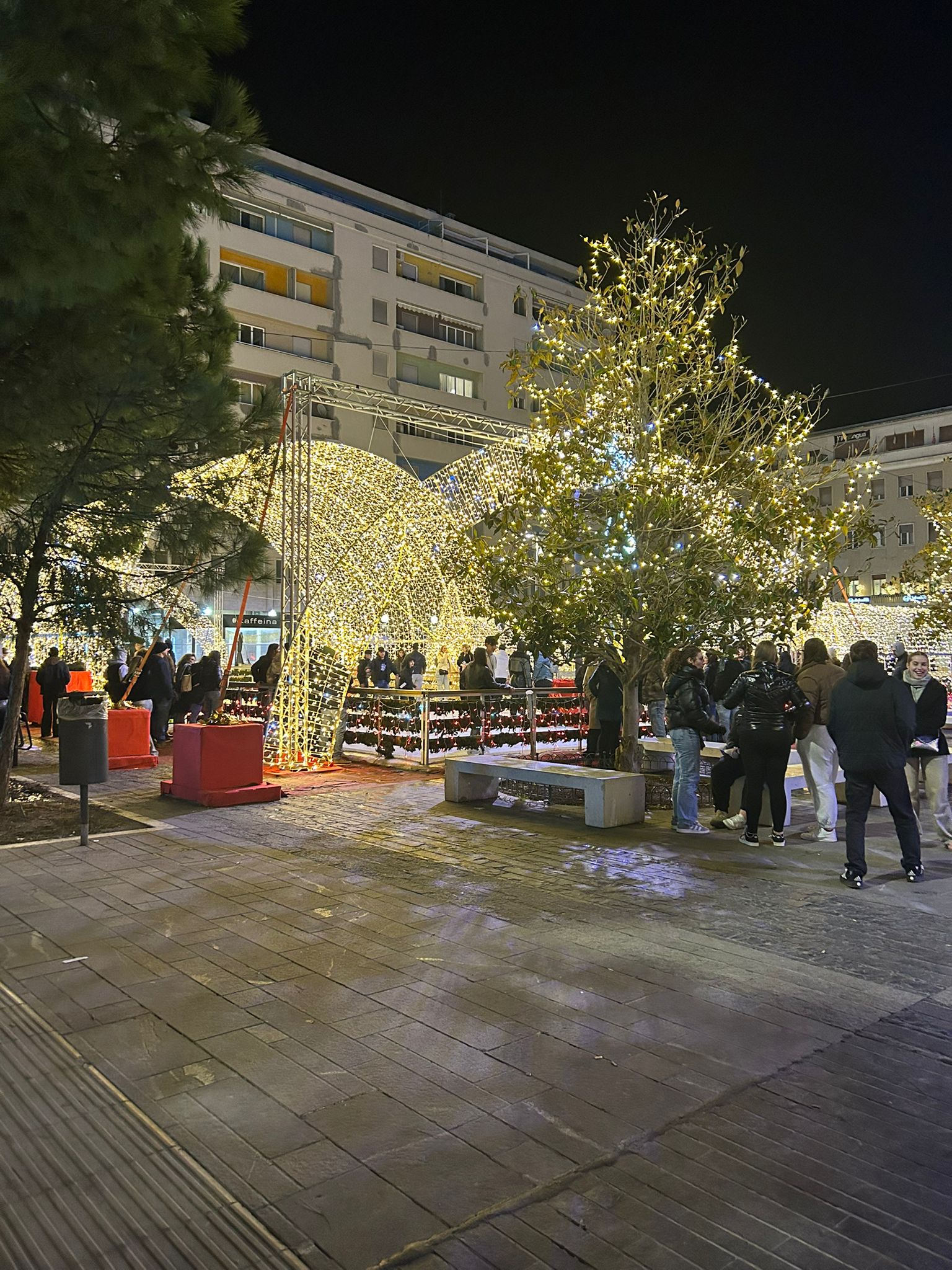 Foto piazza salatto, ritrae luci e pista di pattinaggio